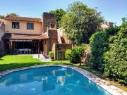 VENTA CÁLIDA CASA DE 4 DORM. C/JARDIN Y PILETA EN LA...