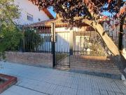 VENTA: CASA 2 DORMIT + DEPARTAM. 1 DORMIT + MONOAMBIENTE...