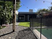 VENTA CASA 2 DORMITORIOS 2 BAÑOS JARDIN Y PILETA EN ZONA SUR