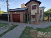 Venta Casa 2 dormitorios 2 cocheras piscina barrio Fisherton