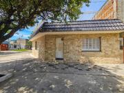 Venta casa 2 dormitorios con cochera y patio barrio...