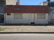 Venta Casa 2 dormitorios con patio. Echesortu