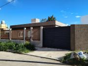 VENTA CASA 2 DORMITORIOS CON PILETA APTO CREDITO