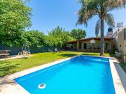 VENTA Casa 2 dormitorios, quincho y piscina Barrio Villa...