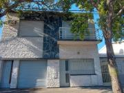 Venta casa 2 plantas 3 dormitorios local/cochera