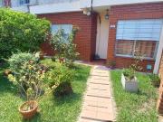 VENTA CASA 3 AMB. C/GARAGE, JARDIN Y PQ CASTELAR