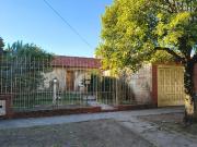 VENTA CASA 3 AMB. LONGCHAMPS/ GARAGE/ FONDO/JARDIN