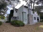 Venta casa 3 amb. sobre 2 lotes bosque P Ramos