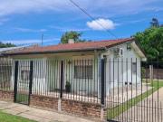 VENTA CASA 3 AMBIENTES, AMPLIO JARDIN, COCHERA