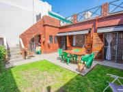 VENTA CASA 3 AMBIENTES COCHERA Y JARDÍN