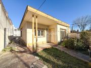 Venta Casa 3 ambientes con cochera pasante y patio en...