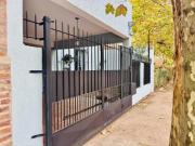 VENTA CASA 3 AMBIENTES CON COCHERA Y JARDÍN APTA CREDITO...