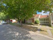 Venta casa 3 ambientes con dependencia y patio a tres...