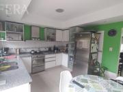 Venta casa 3 ambientes con jardín, cochera y fondo libre...