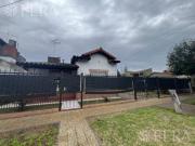 Venta casa 3 ambientes con jardín, cochera y gran fondo...