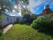 Venta casa 3 ambientes con jardin, zona Pinos de Anchorena