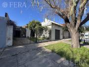 Venta Casa 3 ambientes con local, patio y cochera en...