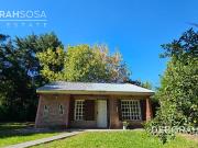 Venta Casa 3 ambientes con parque, quincho y cochera en...