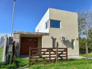 VENTA CASA 3 AMBIENTES CON PARQUE Y COCHERA ALFAR