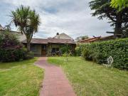 VENTA CASA 3 AMBIENTES CON PARQUE Y COCHERA P.LURO