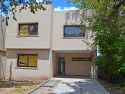 Venta Casa 3 Dorm. Desarrollada en 2 plantas. Cochera....