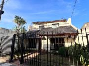 VENTA CASA 3 DORMITORIOS CON COCHERA. QUINCHO. PISCINA....