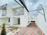 Venta casa 3 dormitorios Puembo urb El Eden