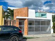 VENTA CASA 3 RECÁMARAS Y ALBERCA FRANCISCO DE MONTEJO 1...