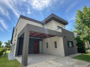 VENTA CASA 4 AMB A ESTRENAR PILETA EN VILLA NUEVA