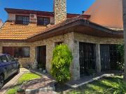 VENTA CASA 4 AMB. C/ PILETA CLIMATIZADA Y PARQUE