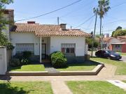 VENTA CASA 4 AMB CON COCHERA Y PATIO EN ESQUINA