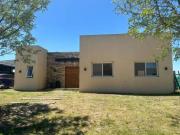 Venta Casa 4 amb. con galería y pileta. Barrio Santa...