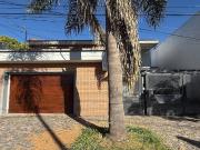 VENTA CASA 4 AMB EN CASTELAR CON QUINCHO Y PILETA