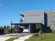 Venta Casa 4 ambientes cocheras y Pileta en San Sebasti?n