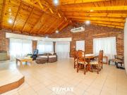 VENTA CASA 4 AMBIENTES CON AMPLIO JARDIN Y PILETA