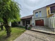 Venta Casa 4 ambientes con cochera doble y Jardín
