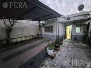Venta casa 4 ambientes con cochera en Bernal Oeste