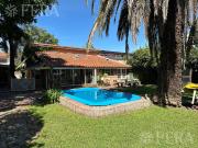 Venta casa 4 ambientes con cochera y fondo libre con...