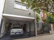 VENTA CASA 4 AMBIENTES CON COCHERA Y PATIO