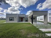 Venta casa 4 ambientes con cochera y piscina en Haras...