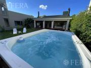 Venta Casa 4 ambientes con fondo libre y jacuzzi en...