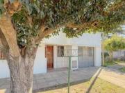 Venta Casa 4 ambientes con garage sobre lote propio en...