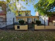 VENTA CASA 4 AMBIENTES CON GARAGE Y JARDIN
