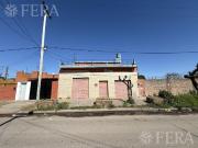 Venta casa 4 ambientes con local y patio en San...