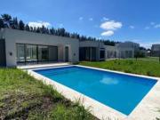 Venta Casa 4 ambientes con pileta Jardin en Barrio Santa...