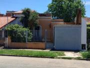 VENTA CASA 4 AMBIENTES EN BERNAL CON AMPLIO LOTE