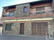Venta casa 4 ambientes para dos familias con cochera...