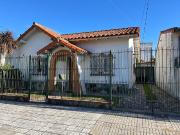Venta casa 4 ambientes, parque y cochera en Bernal