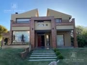 Venta Casa de 4 dormitorios con dependencia, quincho y...