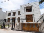 VENTA CASA 4 DORMITORIOS CON JARDIN Y COCHERA